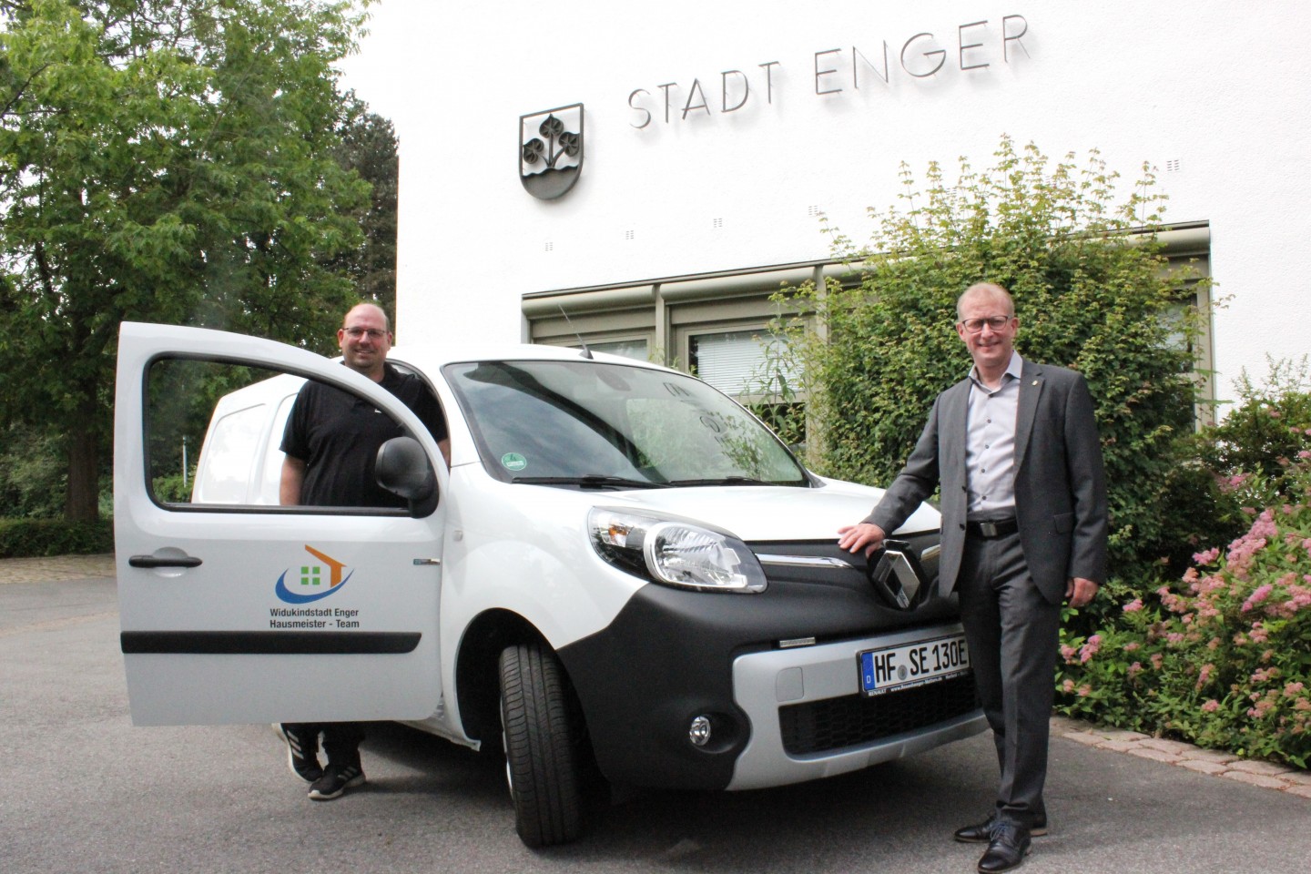 Bürgermeister Thomas Meyer (r.) und Hausmeister Sascha Homann mit dem neuen „Stromer“ für das Hausmeister-Team der Stadt Enger. / ©Stadt Enger