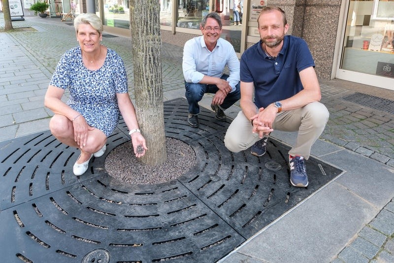 Das Bild zeigt von links nacht rechts: Bürgermeisterin Susanne Rutenkröger, Ralf Grund (Stadtmarketing) und Malte Kammann (Planungsamt) begutachten die Musterfläche in der Fußgängerzone. / ©Stadt Bünd