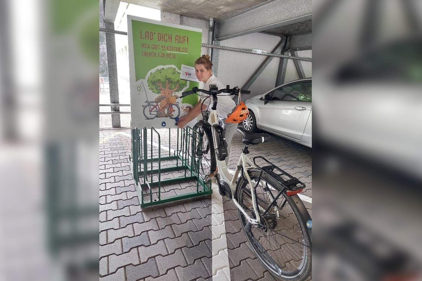 Frauke Heidemann (Radverkehrsbeauftragte) freut sich über die neue E-Bikeladestation / ©Stadt Herford